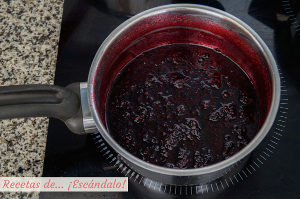 如何制作黑莓果酱，在家里准备它的理想配方!