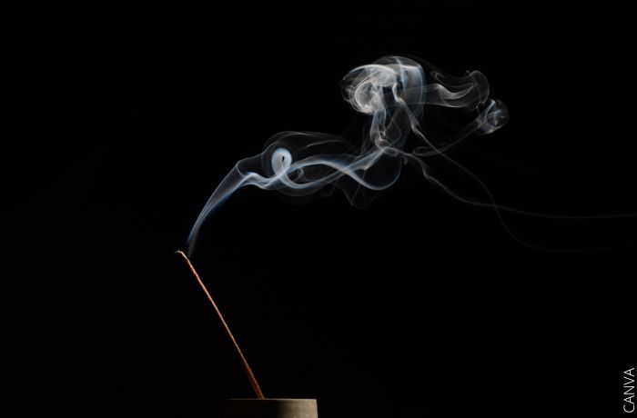 Jak správně interpretovat kouř z kadidla