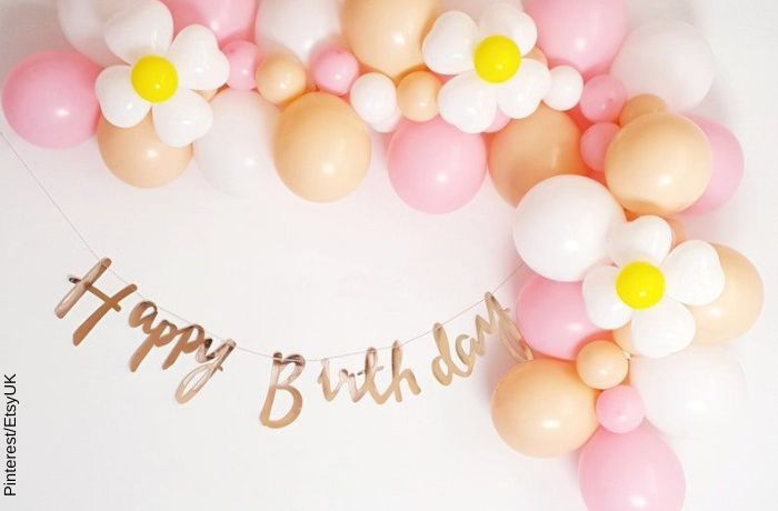 Jednostavna ženska rođendanska dekoracija sa balonima