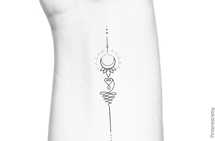 Unalome tattoo kalawan bulan jeung panonpoé, dieusian ku symbolism!