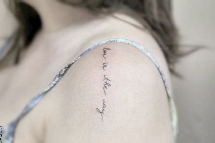 Emakumezkoen sorbaldan tatuajeak sentsualak eta oso femeninoak