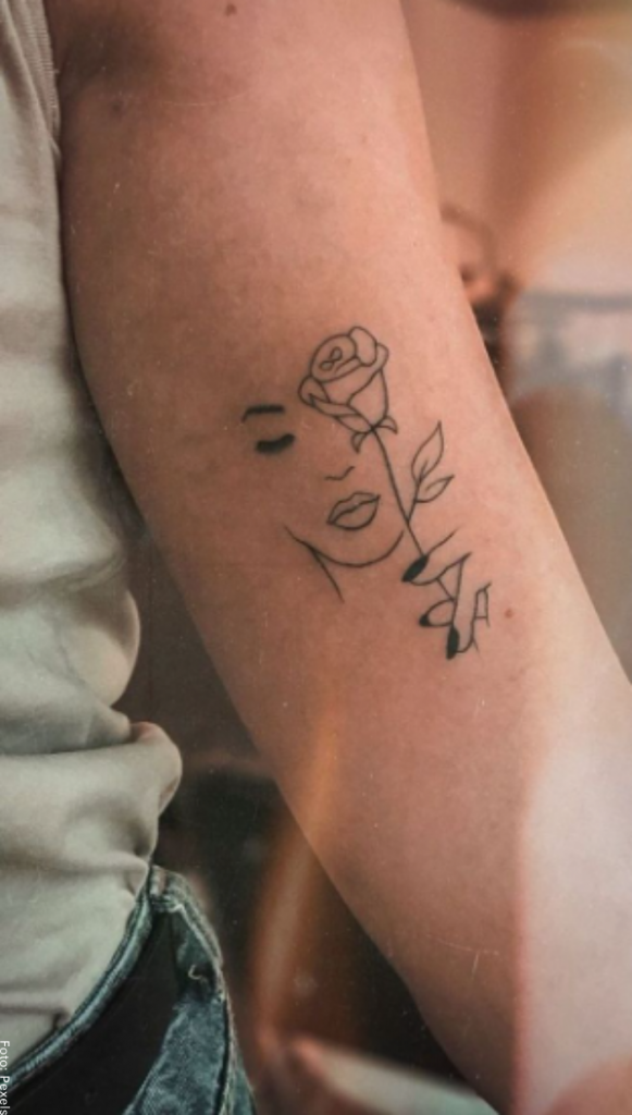 Roses kwa tattoos za maridadi, za kike na za kifahari
