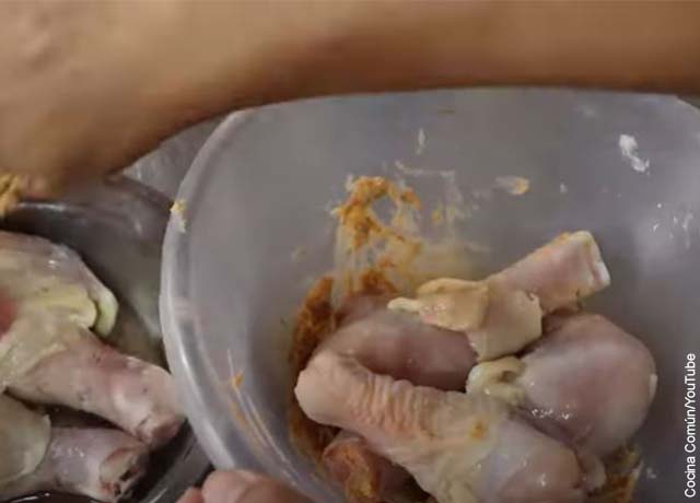 Roast chicken recipe sûnder oven: dit binne de bêste trúkjes
