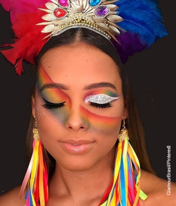 Maquillage de carnaval : lumière, couleur et joie sur le visage
